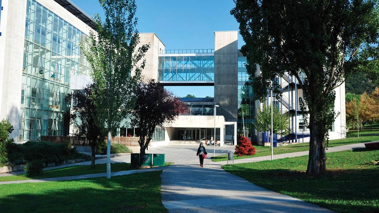 Vista del Campus de Ourense, con la facultad de Derecho al fondo.