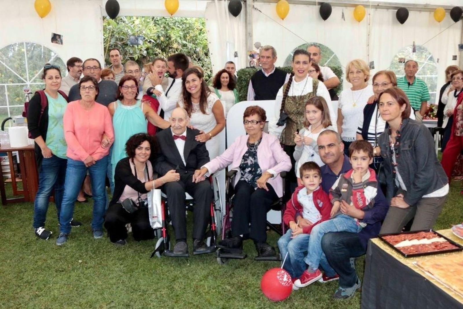 Israel Jesús Gameiro junto a su familia y amigos en la casa de su hija durante la celebración de su cumpleaños.