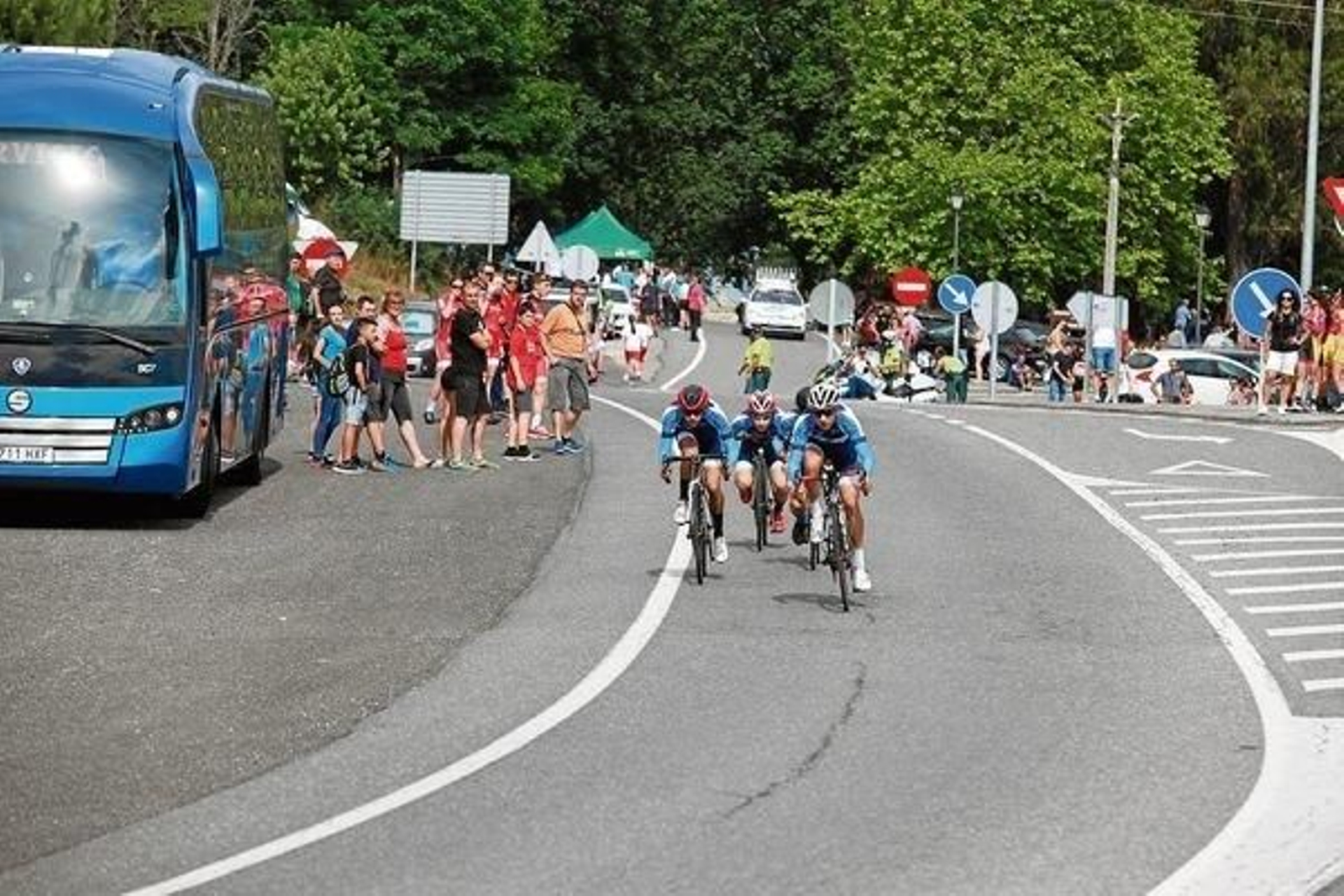 Varios ciclistas, durante la prueba infantil.