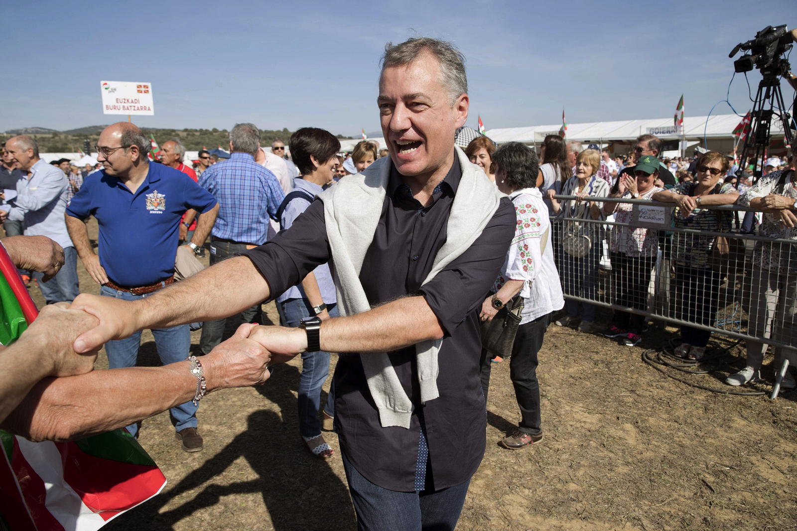 Urkullu saluda al llegar al acto.