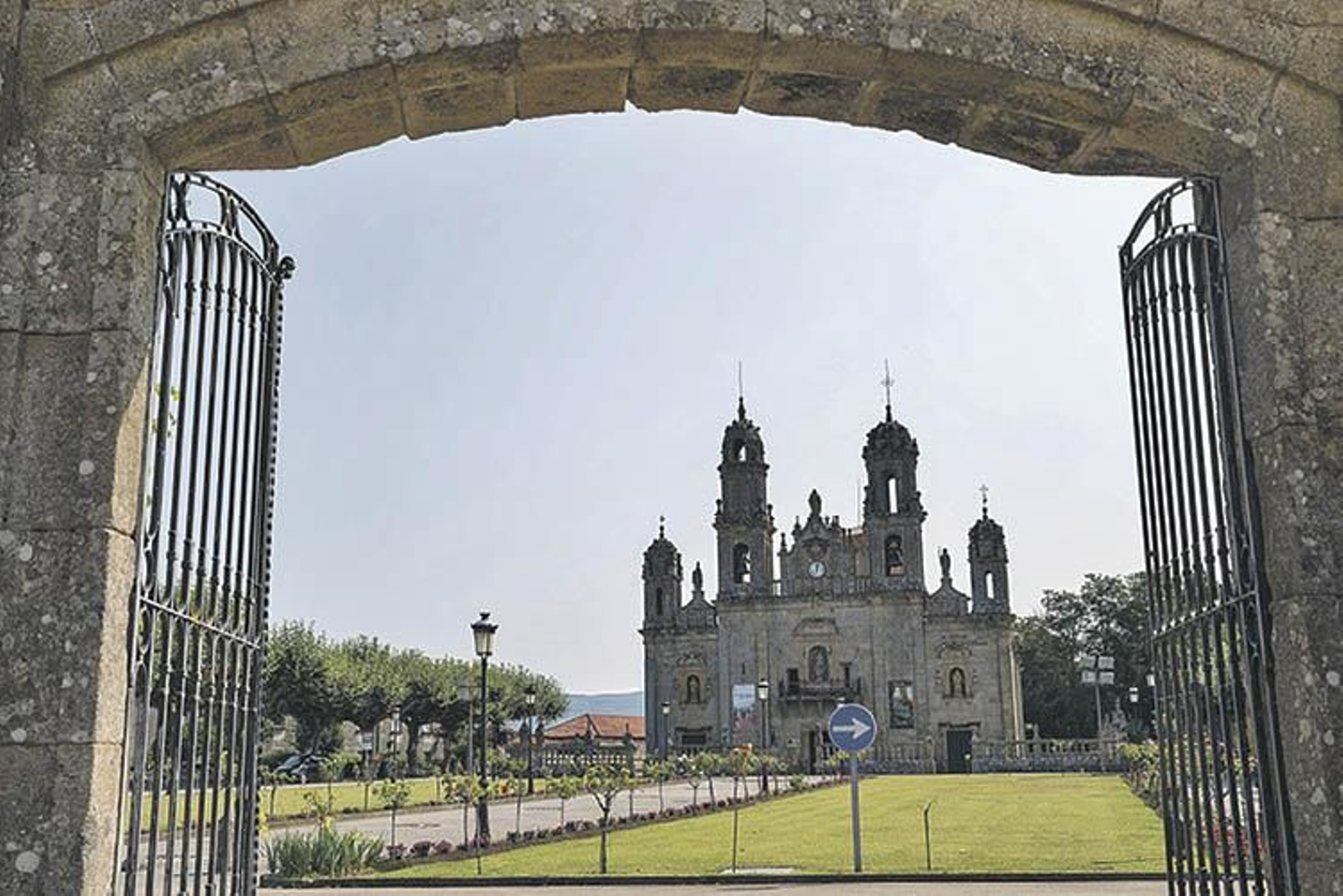 La impresionante fachada principal del santuario de Los Milagros.