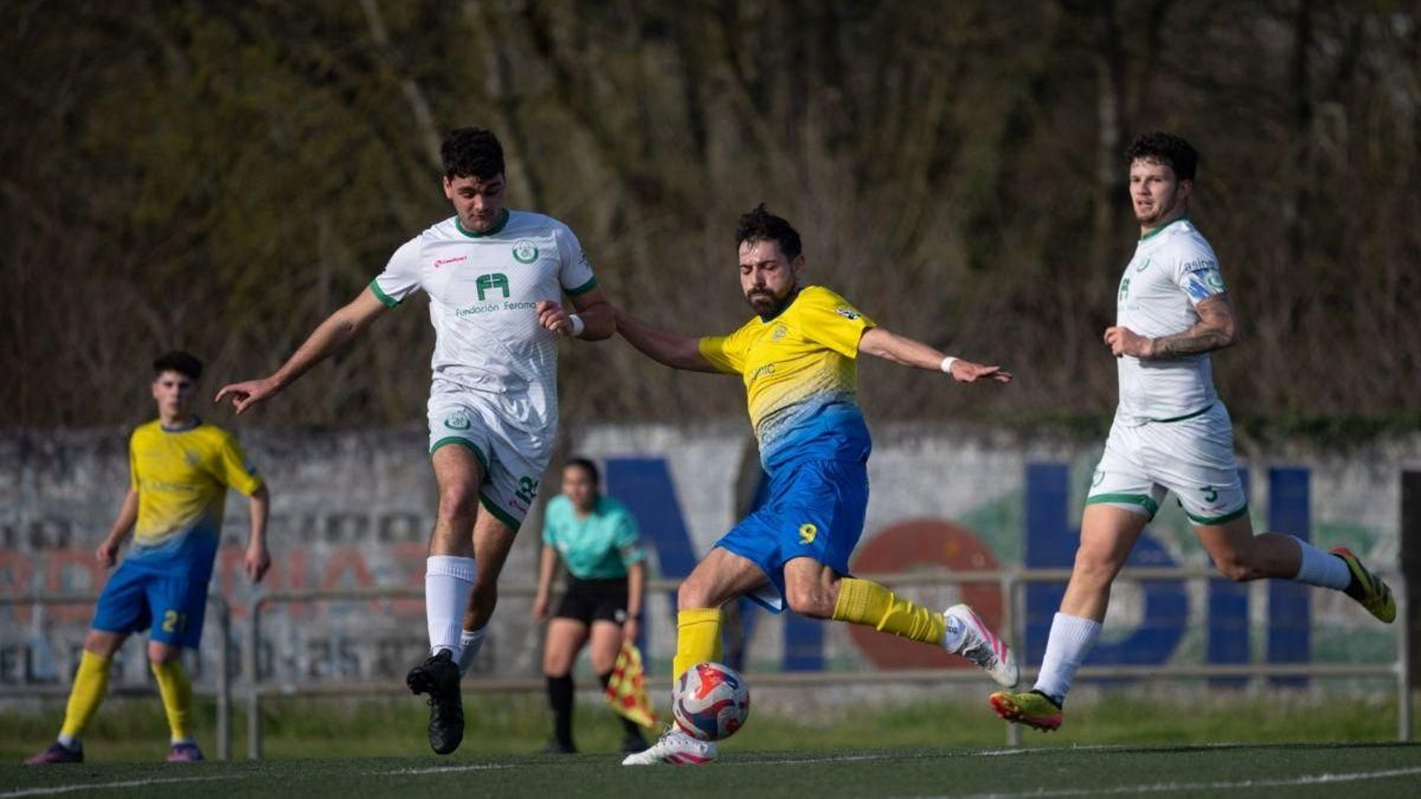 El delantero industrial Pato remata ante la oposición de Gabri, del Nogueira.