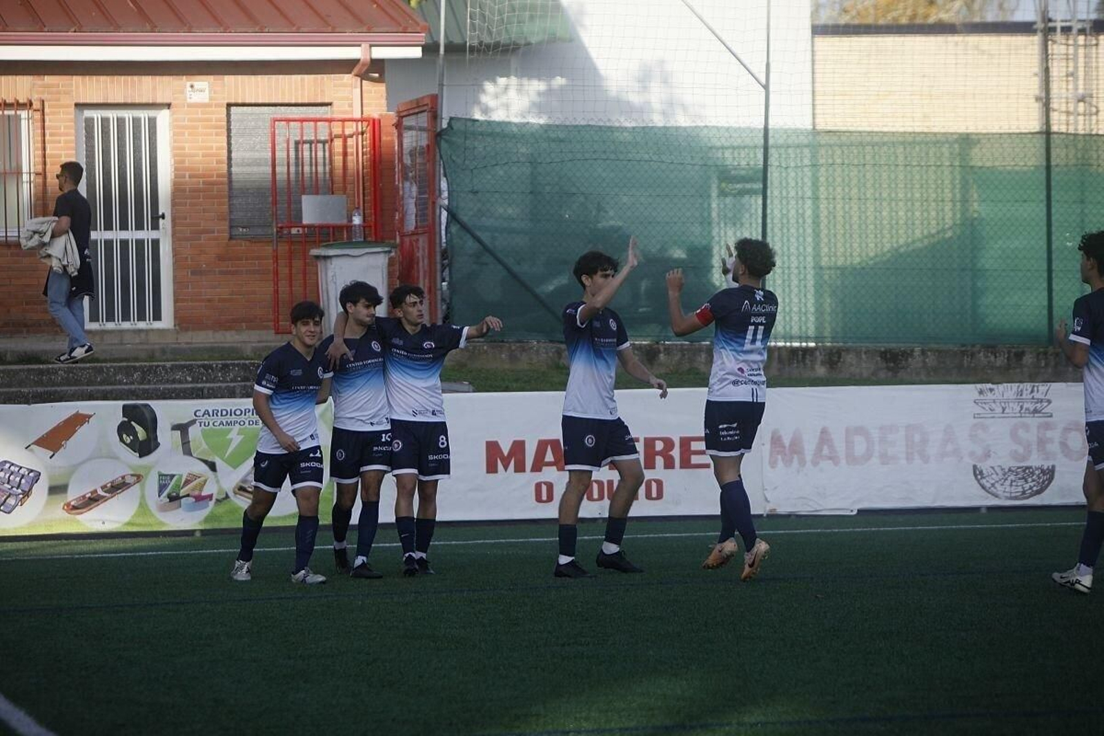 Los jóvenes jugadores del Cented Academy festejan uno de los tantos marcados ante el Pabellón B.