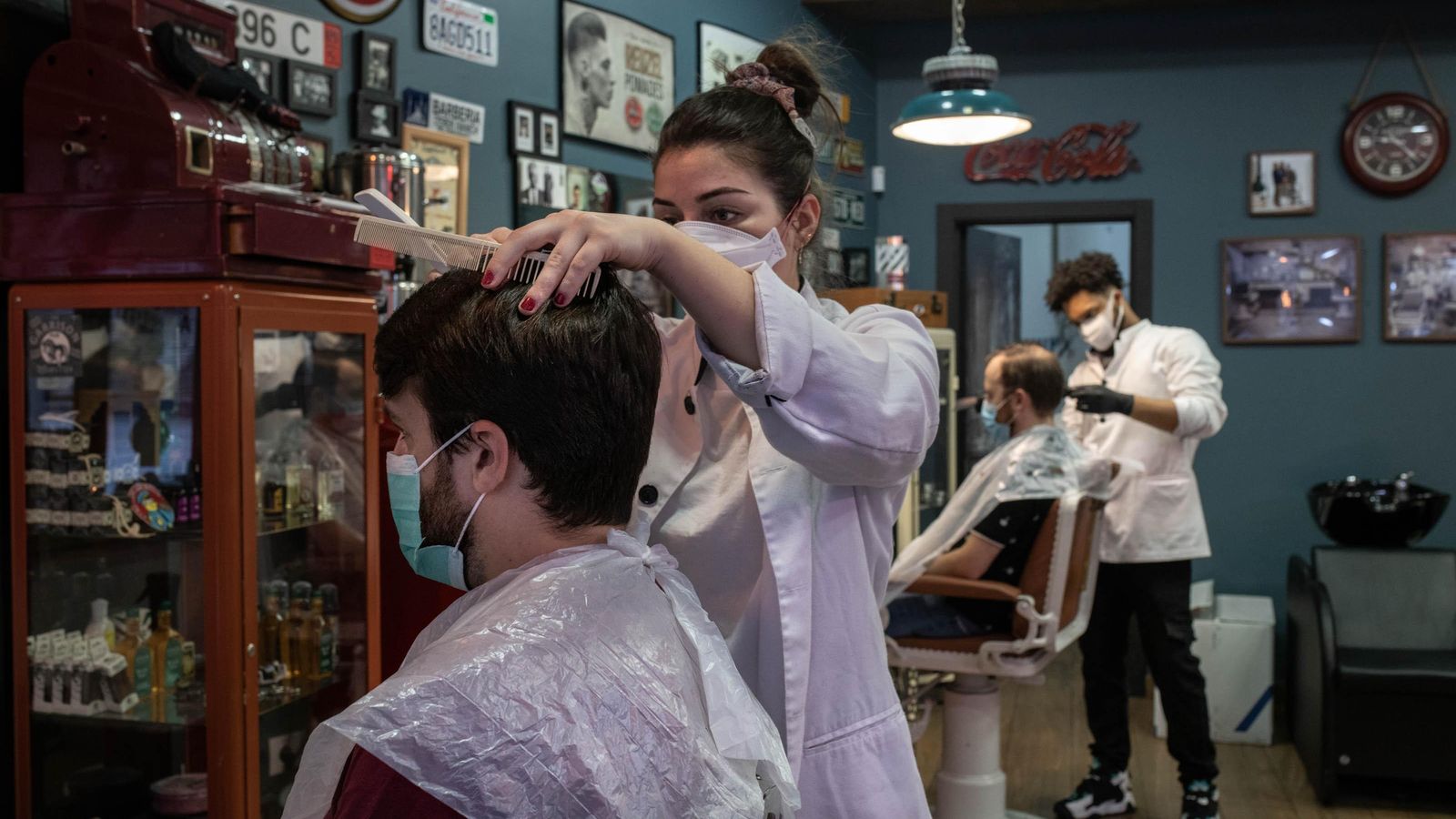 OURENSE (PERRUQUERÍA DERECK). 04/05/2020. OURENSE. Arranca la fase cero con la apertura de varios negocios, entre los que se incluyen ferreterías, peluquerías, talleres de arreglos, librerías o clínicas. FOTO: ÓSCAR PINAL