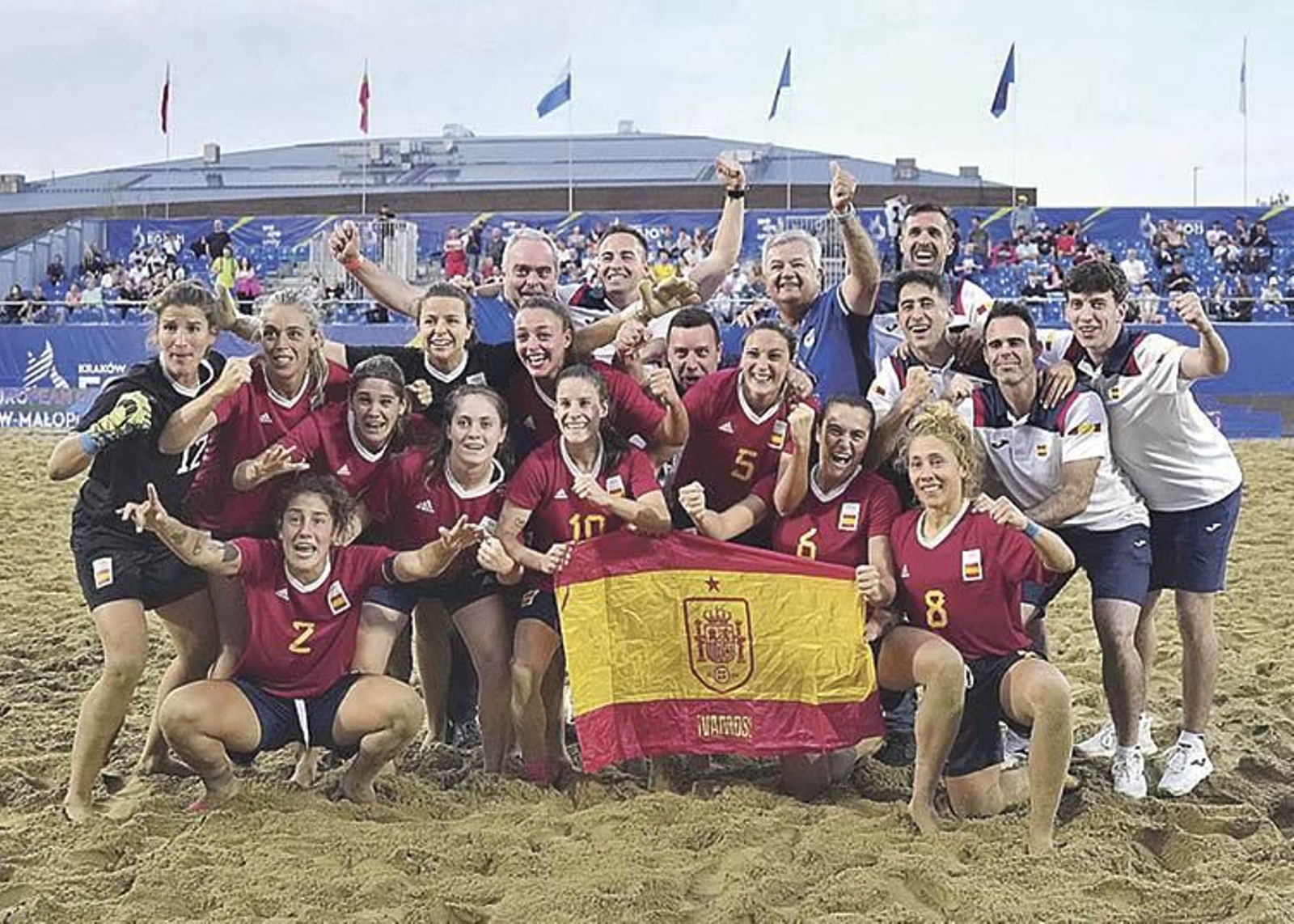 La viguesa Carol González (4i) y la tudense Sara Tui (dorsal 8) celebran el oro con el equipo español.