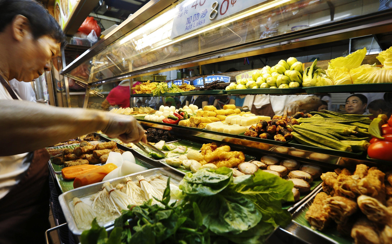 Una persona se sirve con alimentos muy especiados.