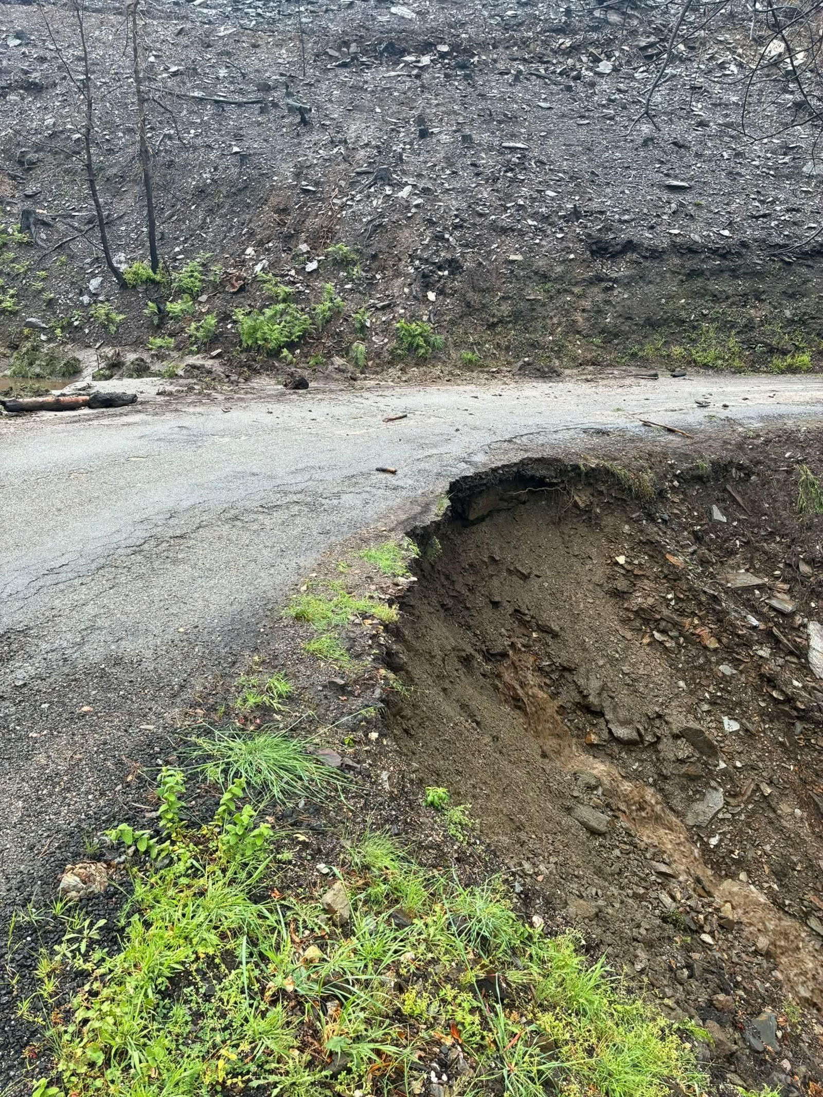 Galería | Un desprendimiento en una carretera de Quiroga provoca un gran socavón y deja cuatro aldeas aisladas
