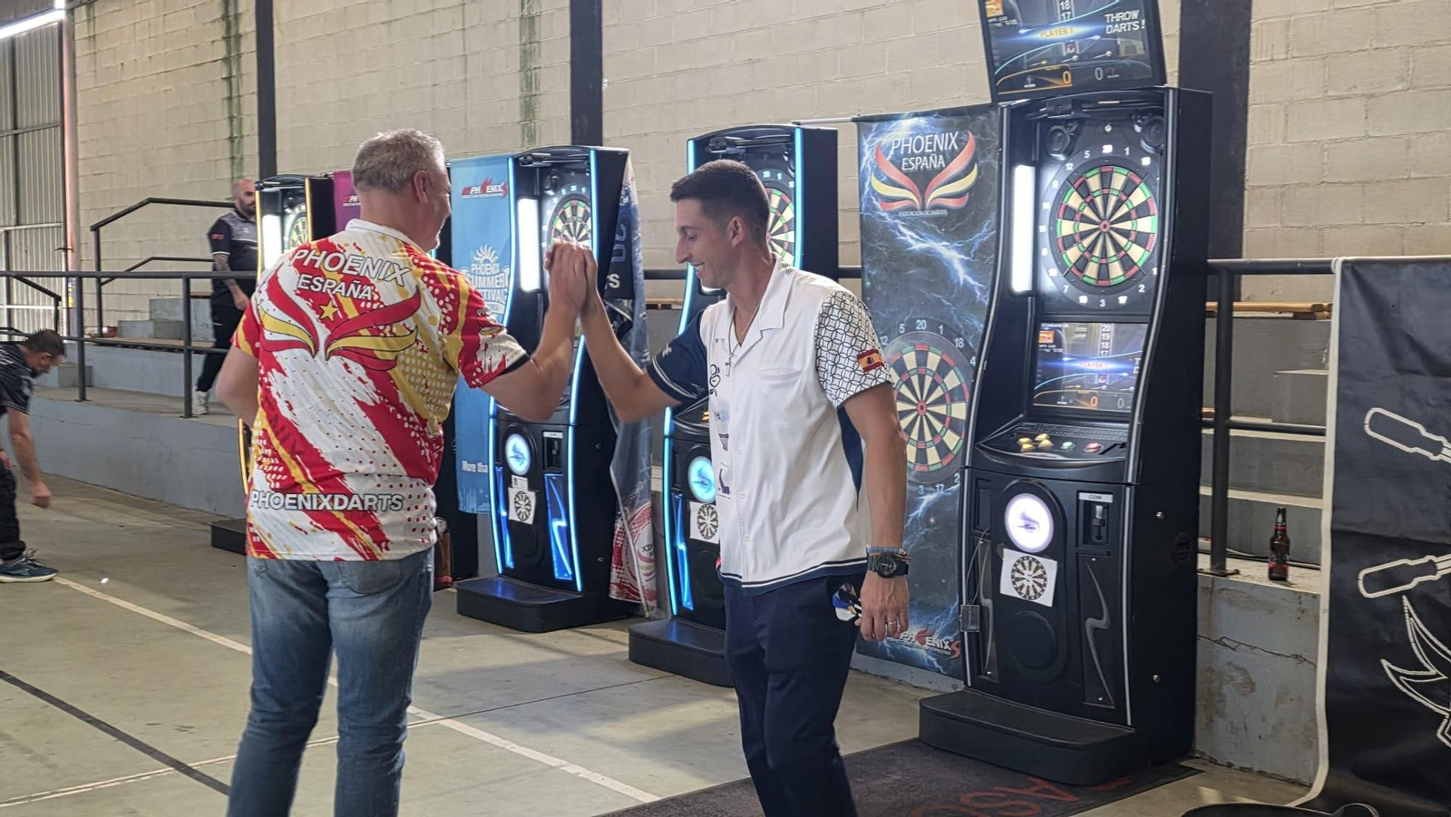 arios momentos de las partidas y del ambiente vivido durante el primer torneo de dardos celebrado en el pabellón municipal de San Xoán de Río