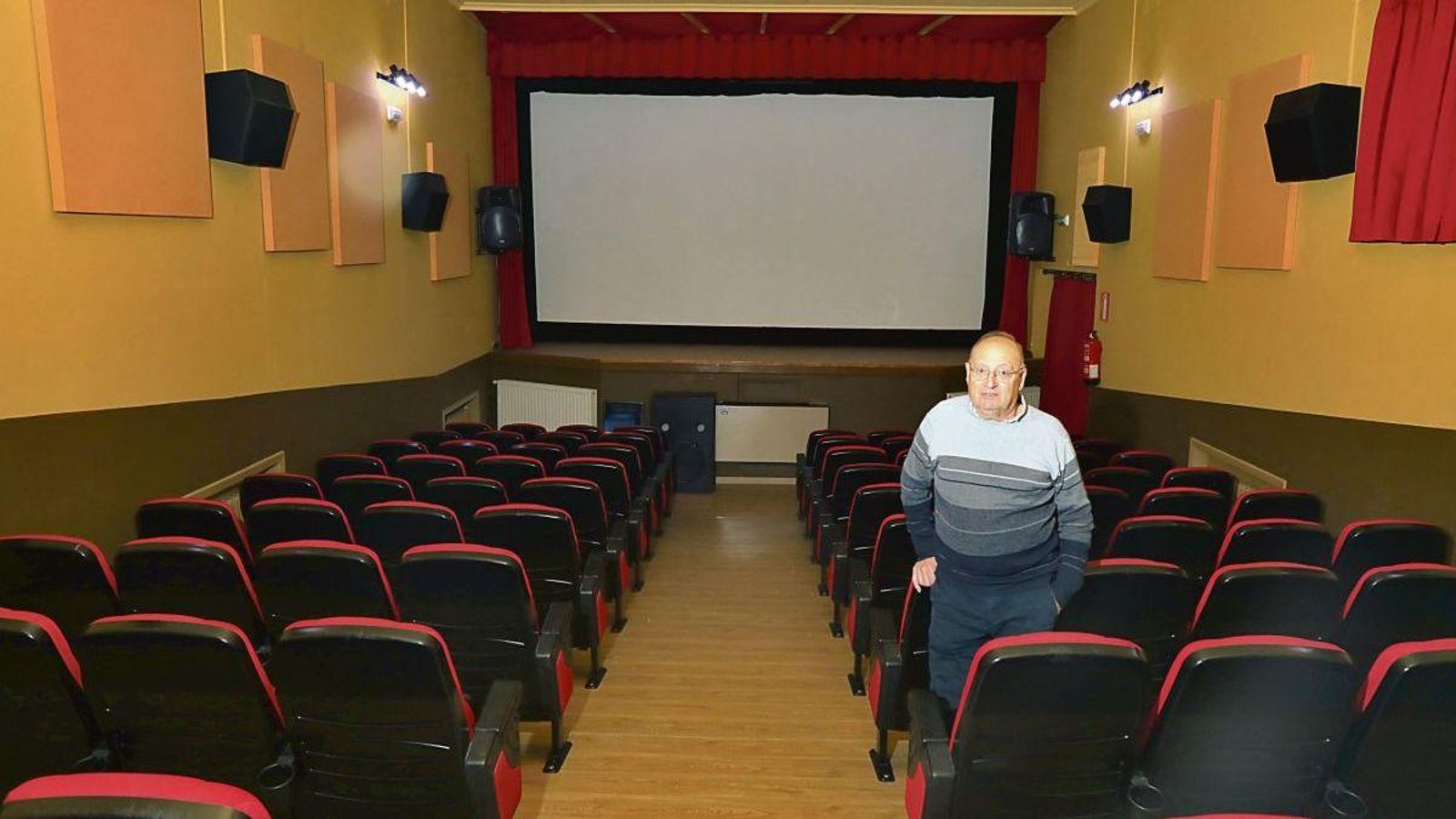 Ernesto Romero, a la derecha, en la sala del Novocine de Leiro.