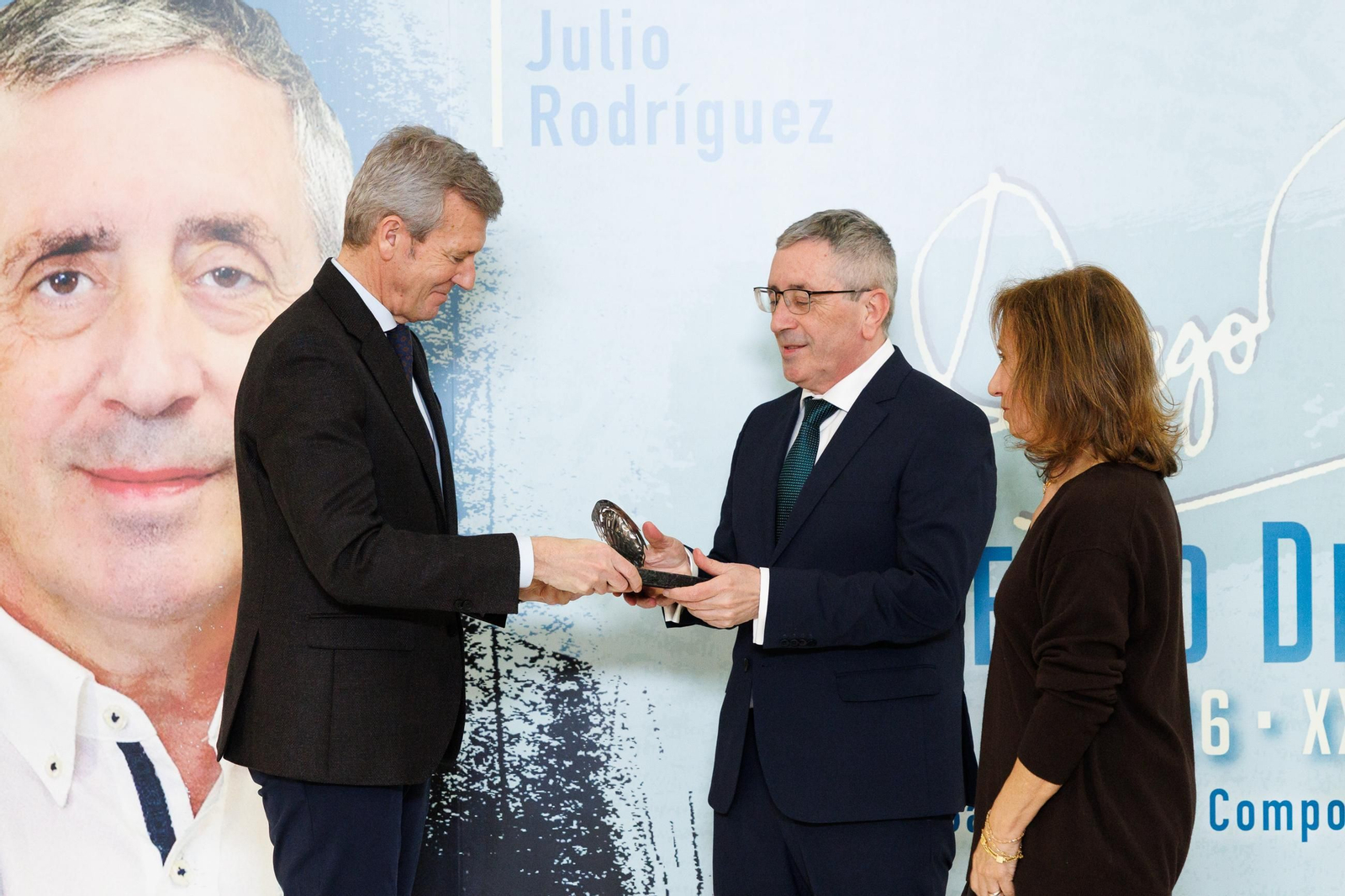 Entrega del Premio Diego Bernal 2026 de la APG al periodista y director de Atlántico, Julio Rodríguez, de manos de Alfonso Rueda, presidente de la Xunta de Galicia, y acompañado por la presidenta de la APG, María Méndez.