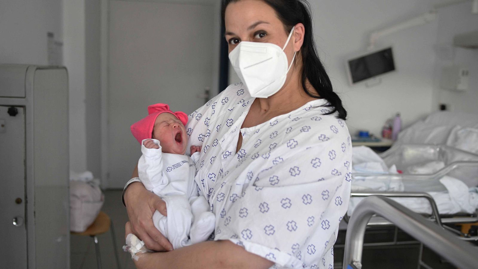 Chloe González con su madre Leticia Domínguez, la ultima niña del 2021. Xesús Fariñas