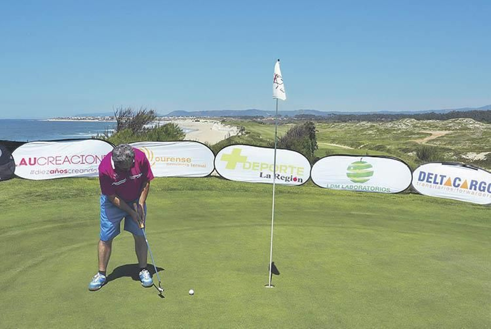 El golfista Juan Pola intenta embocar en la última edición disputada en Estela (Portugal).