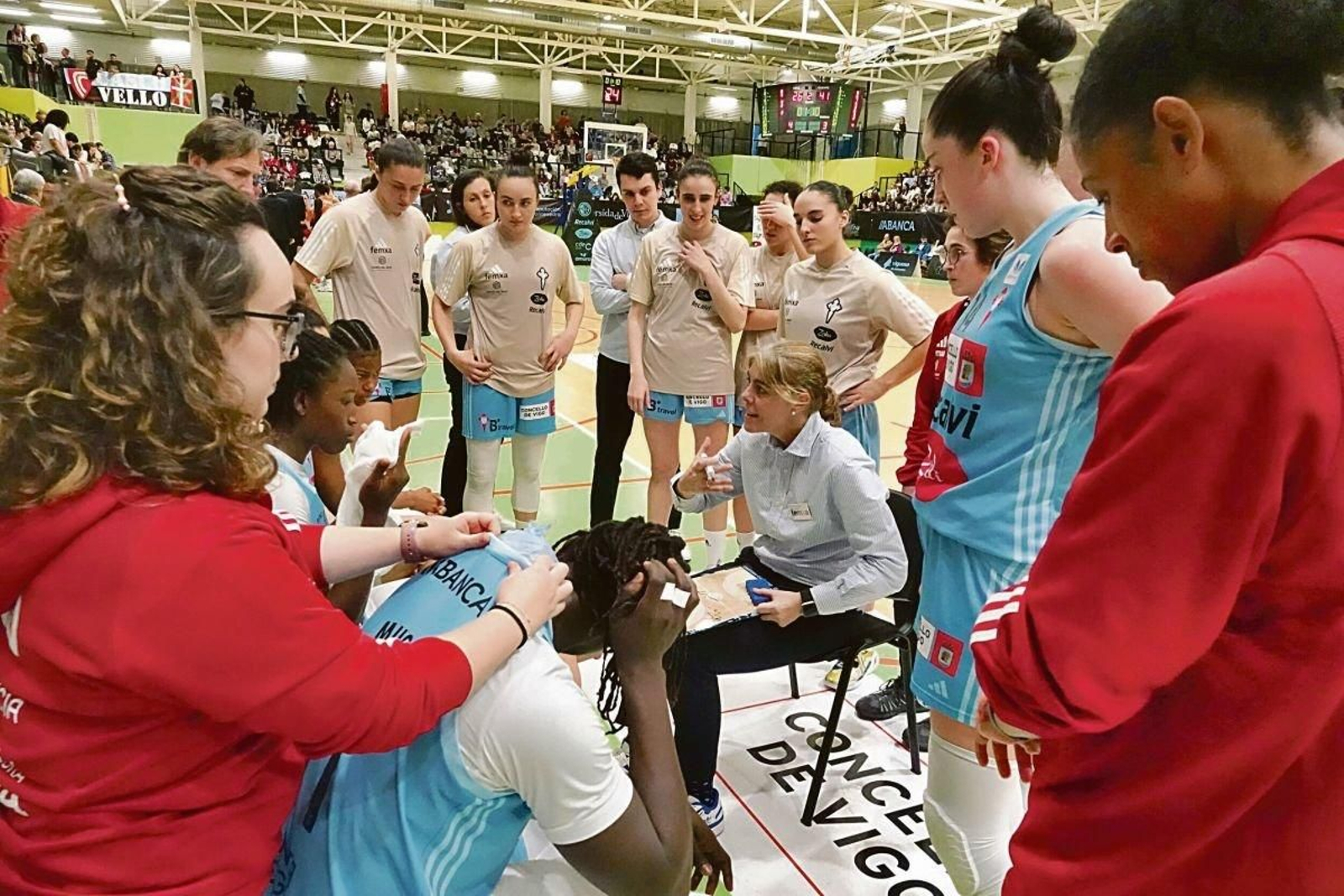 Cristina Cantero da instrucciones a sus jugadoras en un tiempo muerto del choque del pasado sábado.