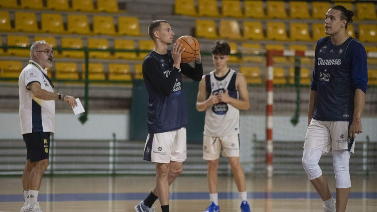 Toms Leimanis, con la bola, ejercitándose ayer en el Pazo Paco Paz.