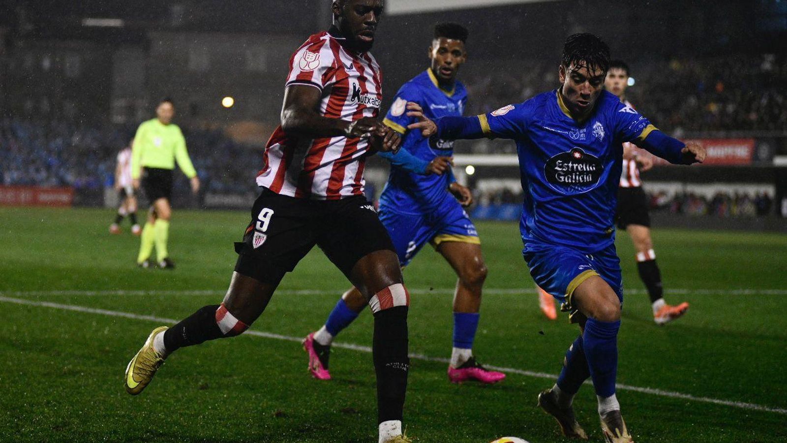 Hugo Sanz e Iñaki Sanz pelean por el balón.