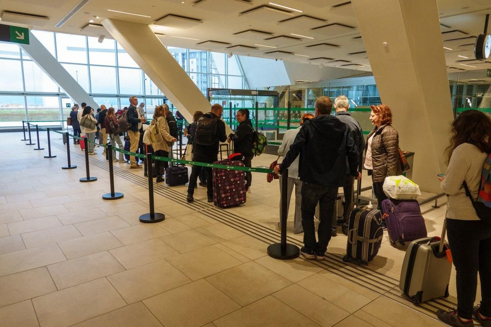 Colas en la estación de tren de Vigo-Urzáiz.
