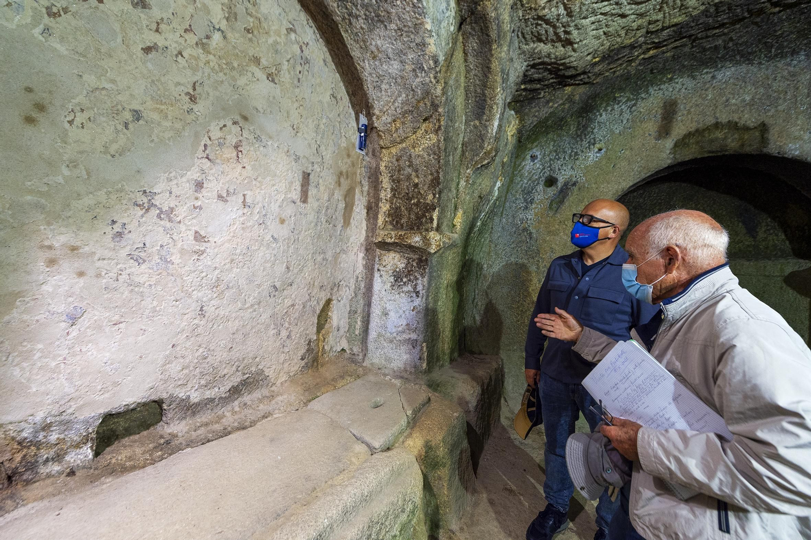 El arqueólogo Antonio Rodríguez Colmenero y Manuel Baltar visitaron San Pedro de Rocas.