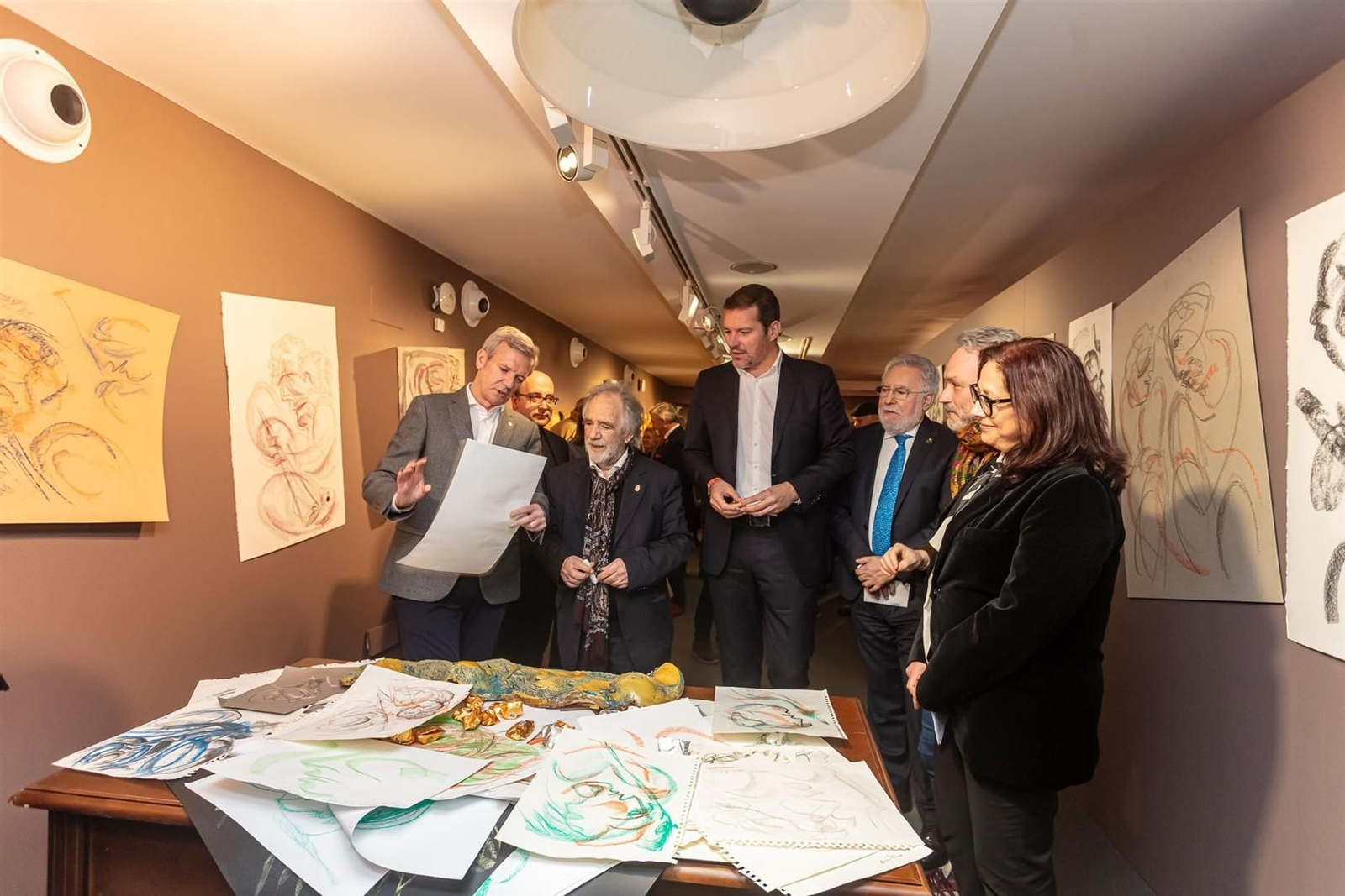 Alfonso Rueda, Acisclo Manzano, José López Campos y Miguel Santalices observando uno de los bocetos.