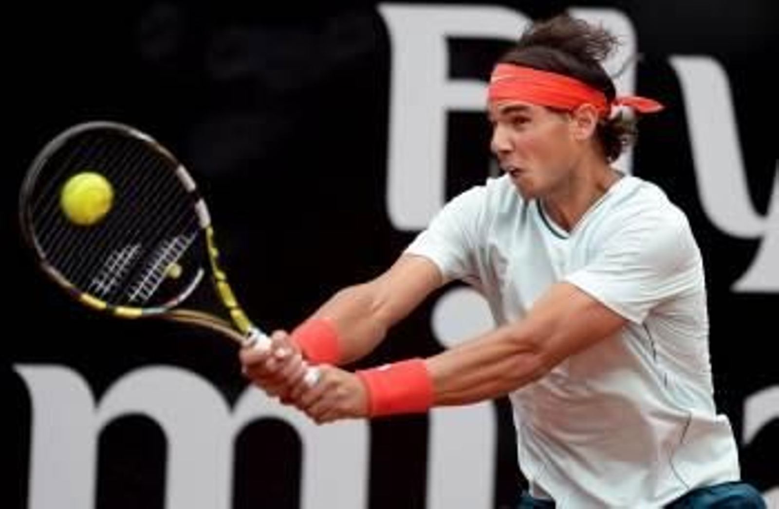 Rafa Nadal devuelve una bola durante el partido que le enfrentó en Roma con Gulbis. (Foto: MARCOS ATRIO)