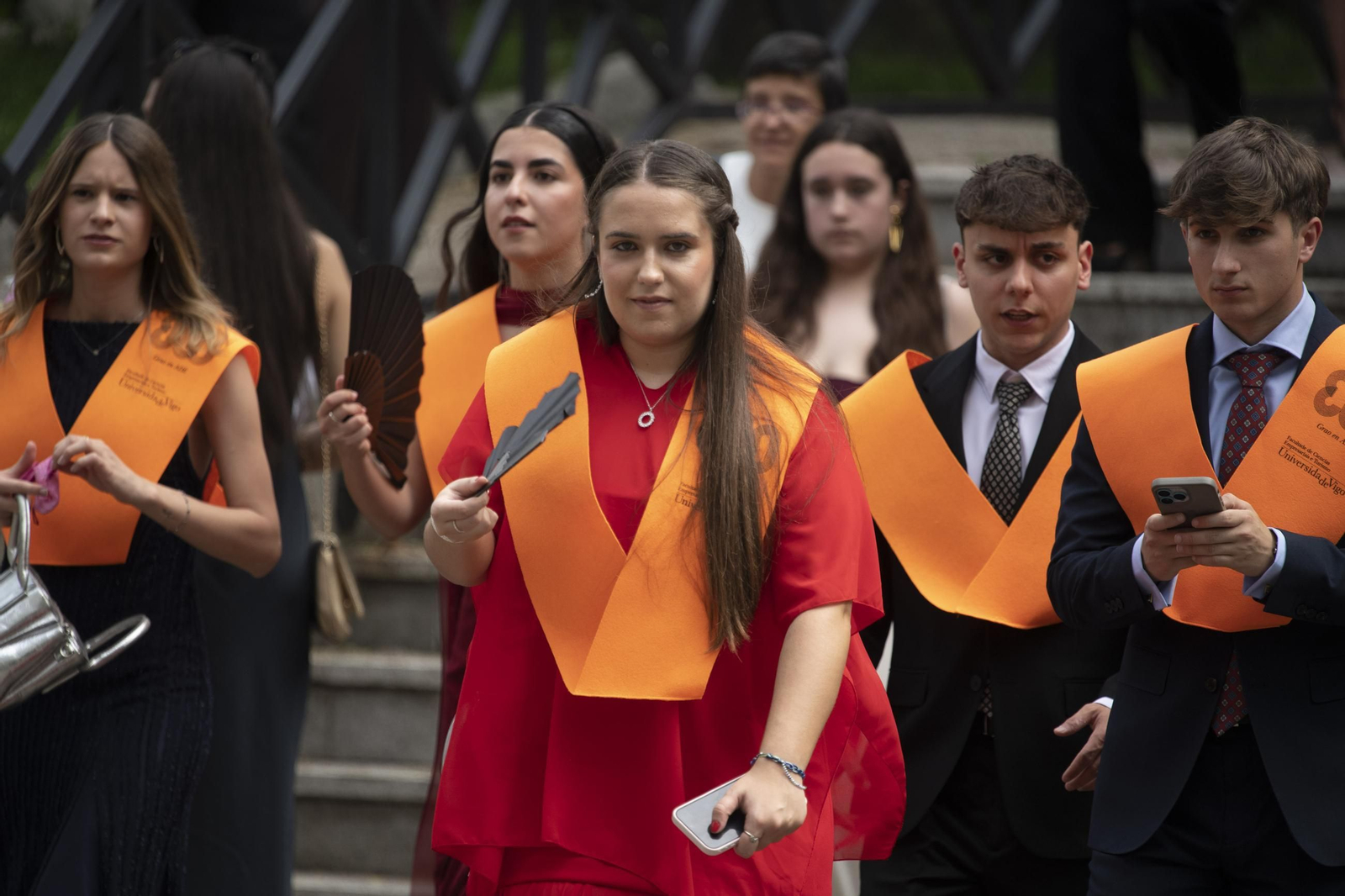 Galería | Los alumnos de ADE y Turismo se gradúan bajo un intenso calor