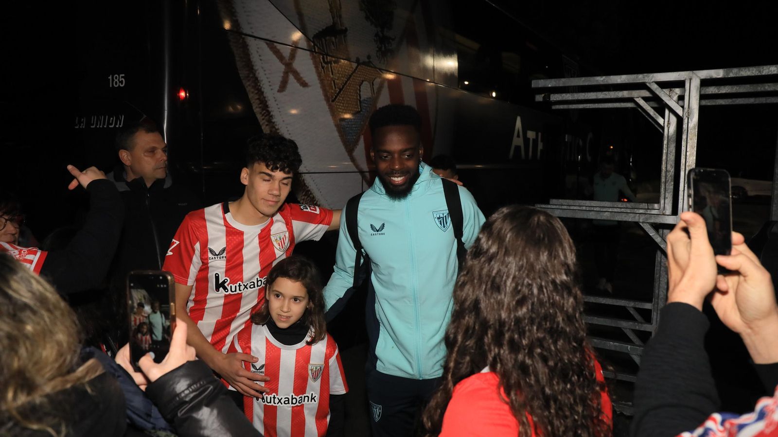 Iñaki Williams junto a fans
