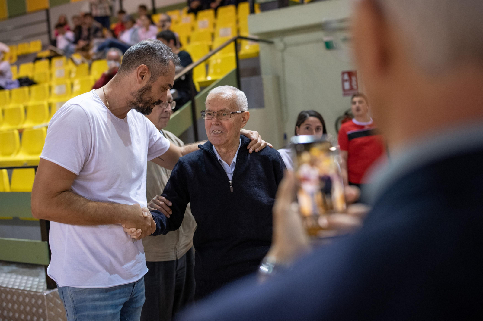 Don Gonzalo, en el centro, en el homenaje en Os Remedios en octubre (Foto: Martiño Pinal).