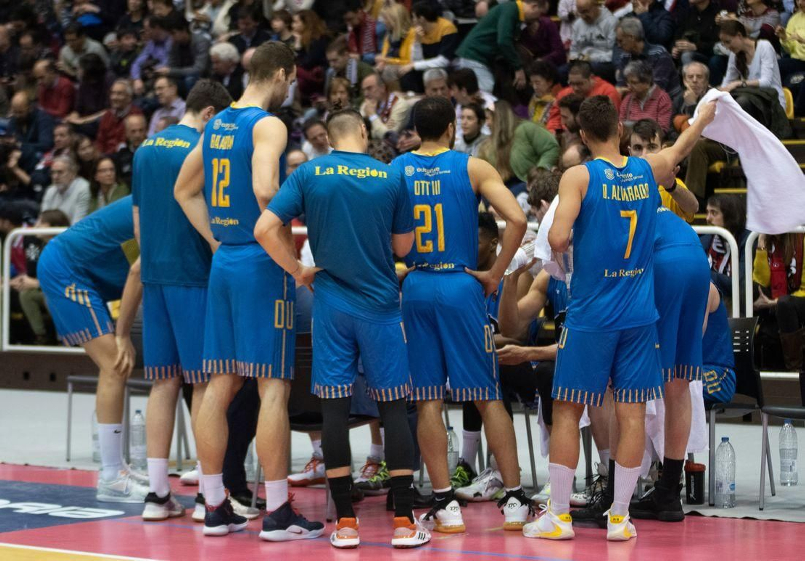 Toda la plantilla del COB, durante un tiempo muerto. (Foto: Carlos Domarco)