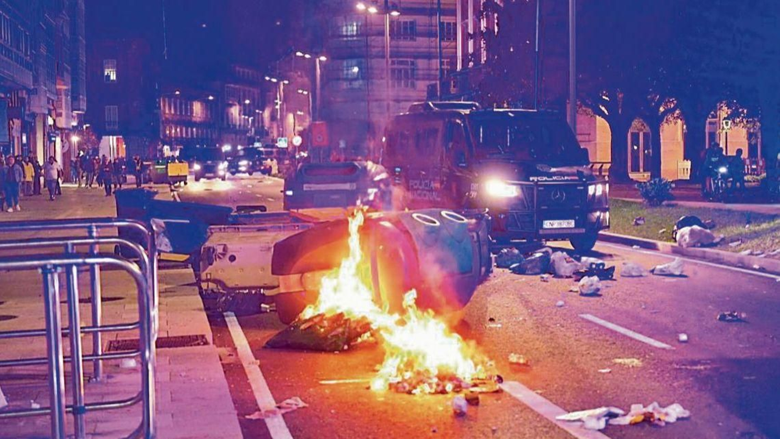 Contenedores en llamas durante los enfrentamientos entre Policía y manifestantes en A Coruña.