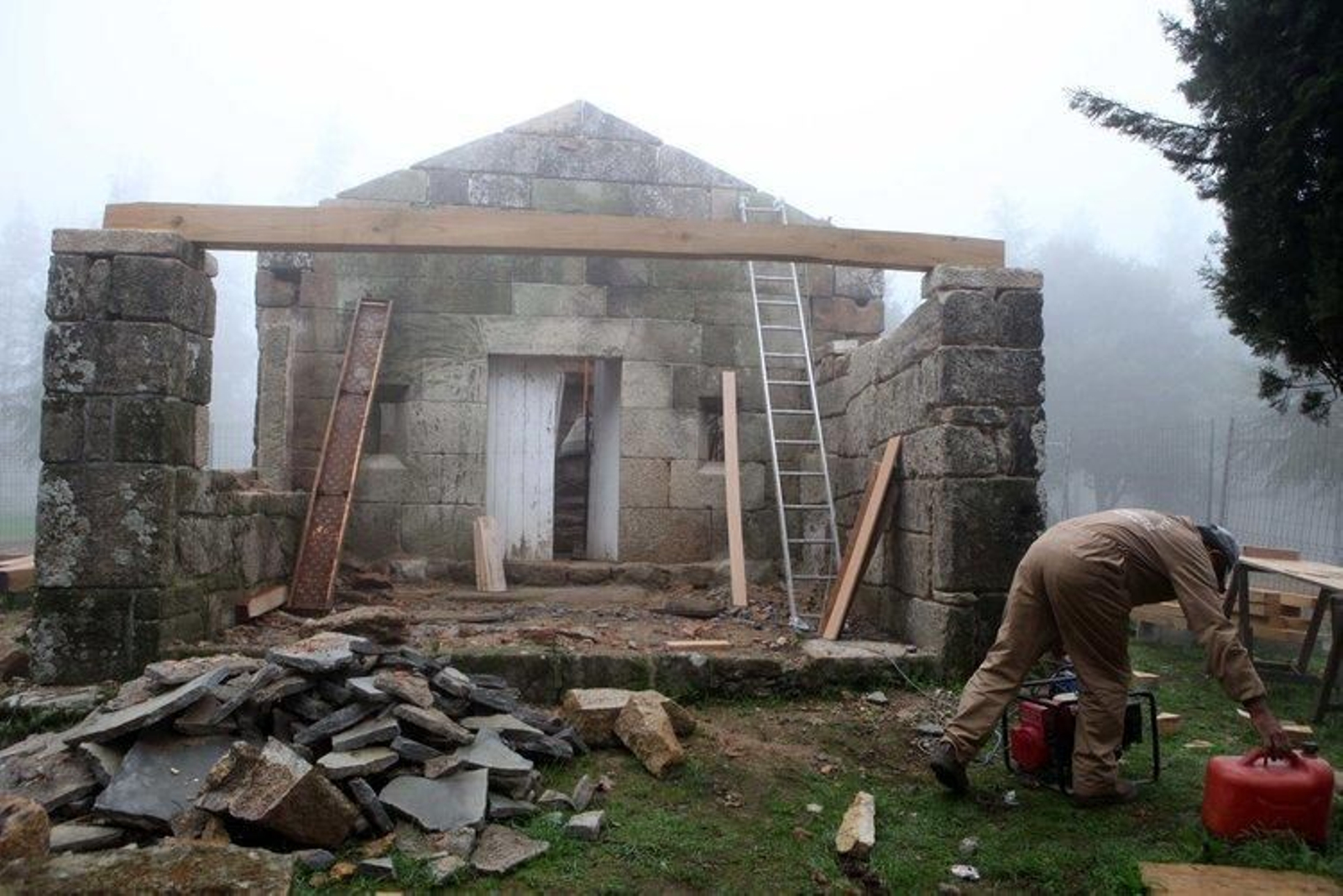 Los operarios durante la renovación de la cubierta de la capilla de San Xusto, en Pontedeva