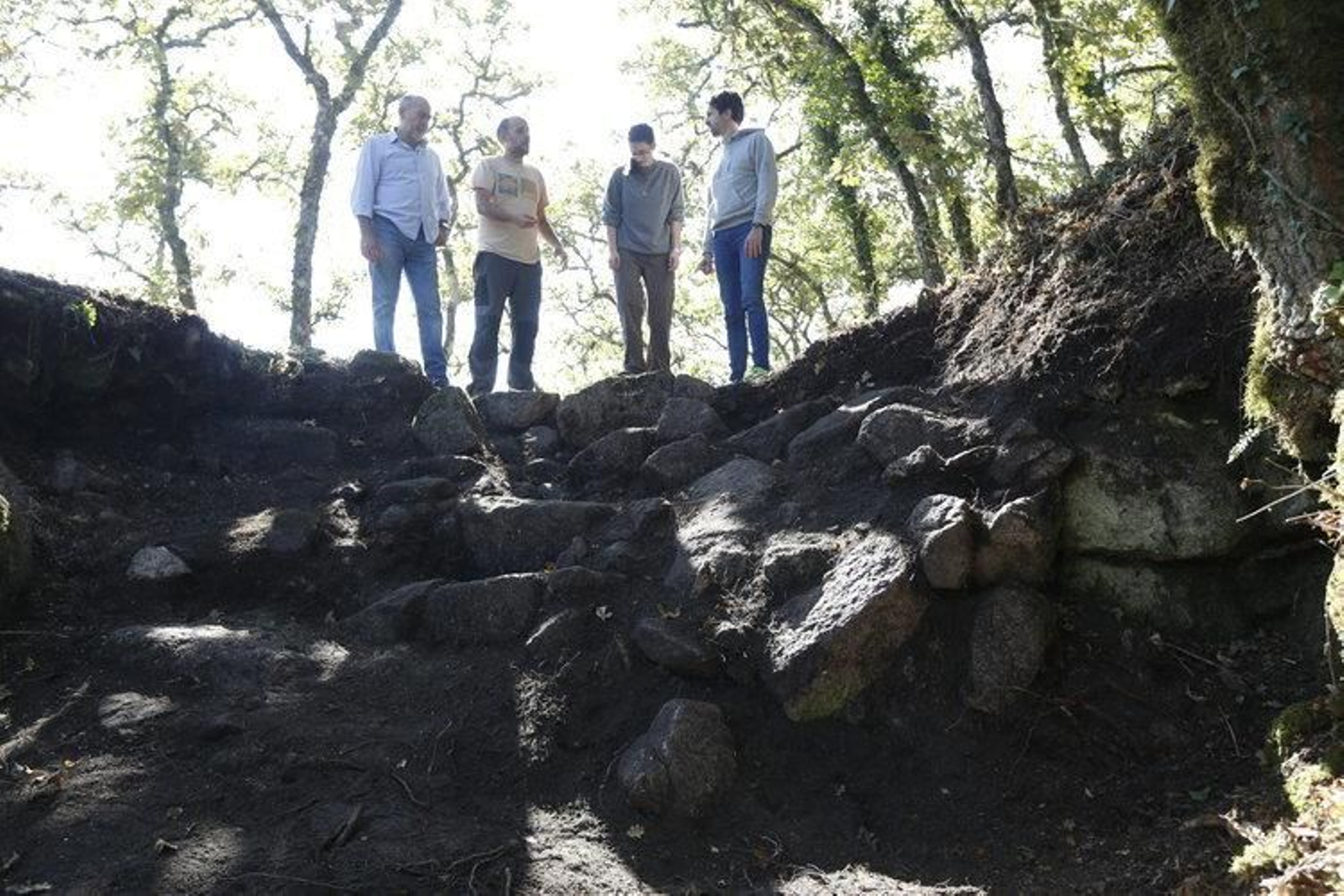 Francisco García, Adolfo Fernández, Alba Rodríguez y Virxilio Rodríguez en la que fue la entrada al castillo.