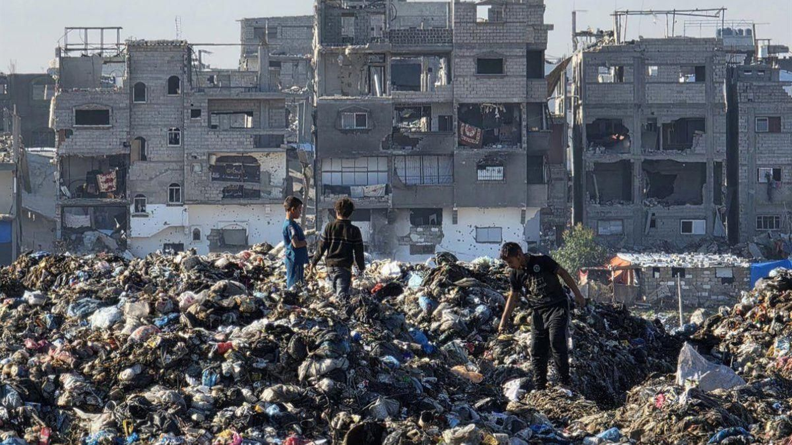 Un grupo de palestinos rebuscan plástico en un vertedero en Jan Yunis.