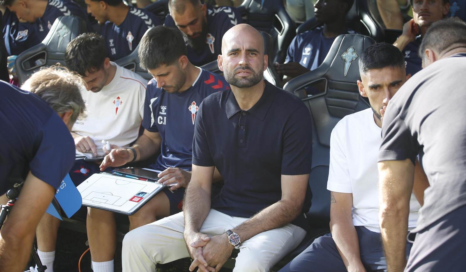 El céltico Claudio Giráldez, en la banda de Balaídos, ante el Racing de Santander.