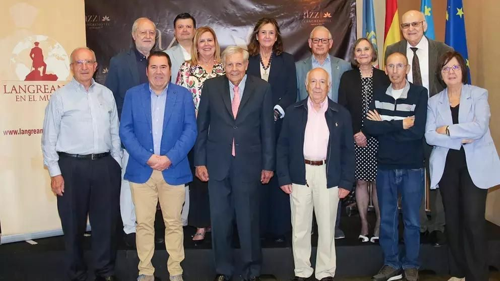 En la imagen, el colectivo Langreanos por el Mundo con los premiados de la edición 2023 | LXM