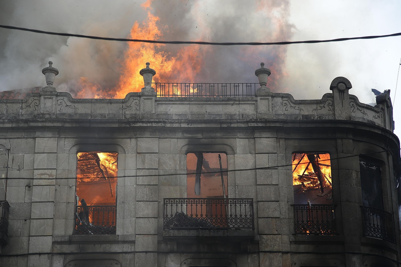 Galería | Así fue el voraz fuego que calcinó un edificio en A Ponte, en imágenes