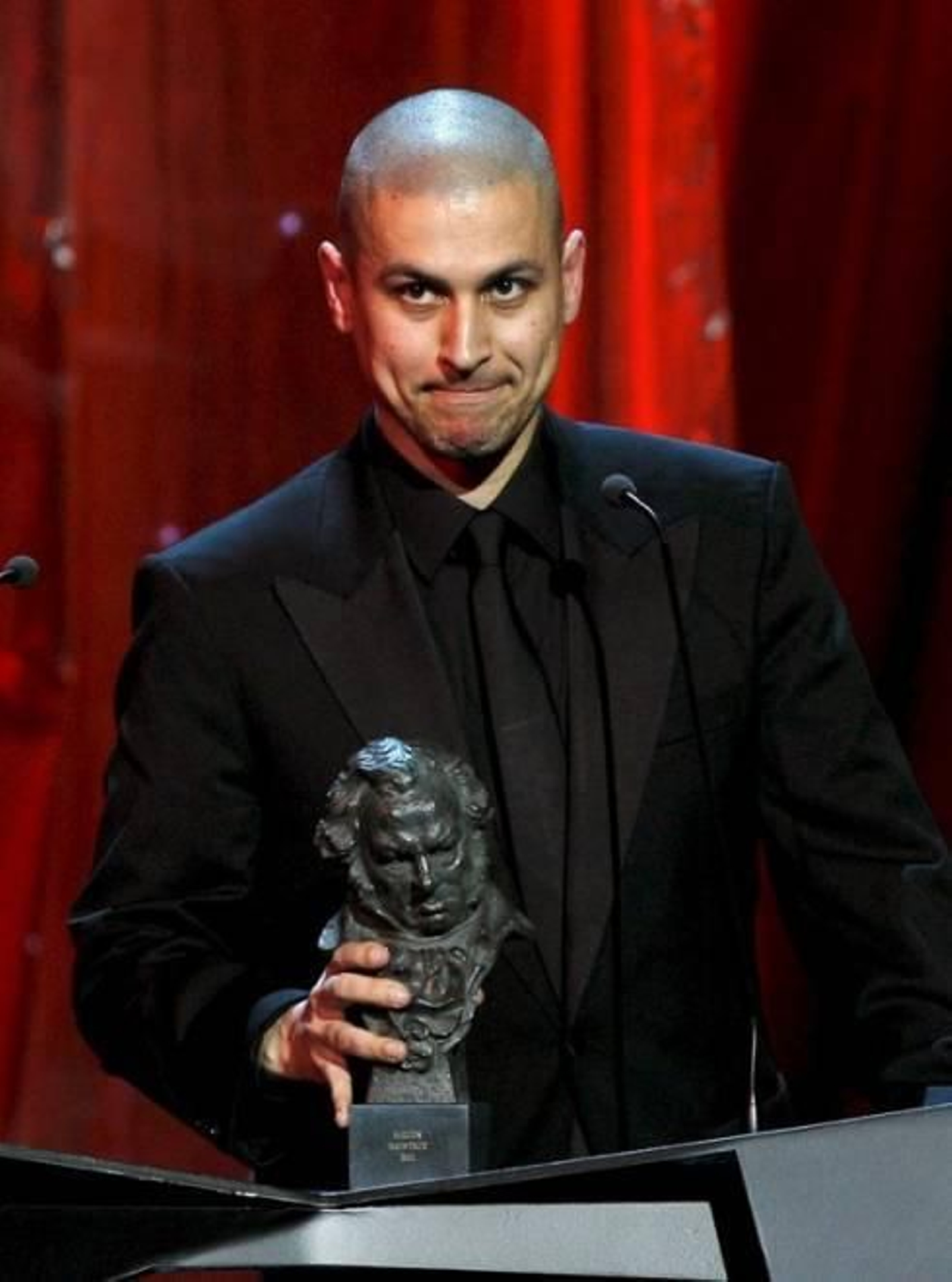 El director de cine Rodrigo Cortés posa tras recibir el premio Goya al mejor montaje.