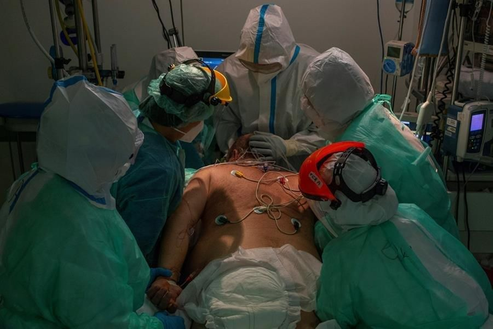 Seis sanitarios realizan la maniobra de pronación a un paciente covid crítico en la Unidad de Anestesia y Reanimación (REA) del CHUO. (FOTOS: EFE)
