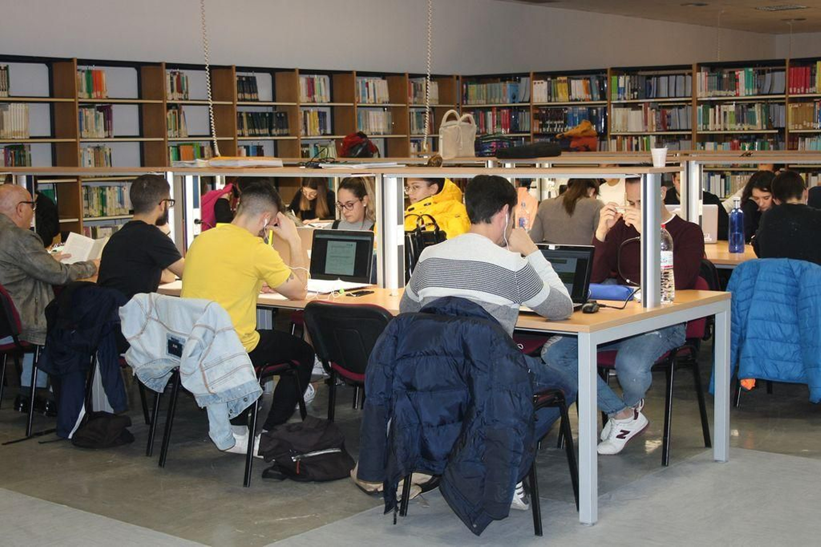 Un grupo de alumnos prepara los exámenes finales en una biblioteca.