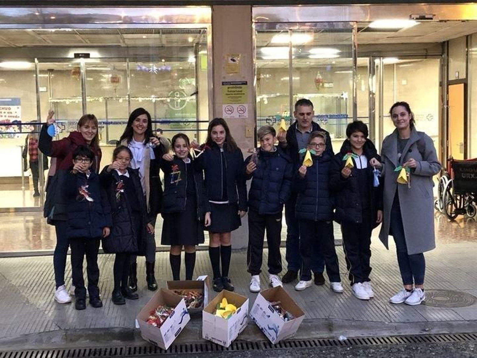 Escolares y profesores acudieron al Hospital Materno-Infantil para decorar la zona infantil.