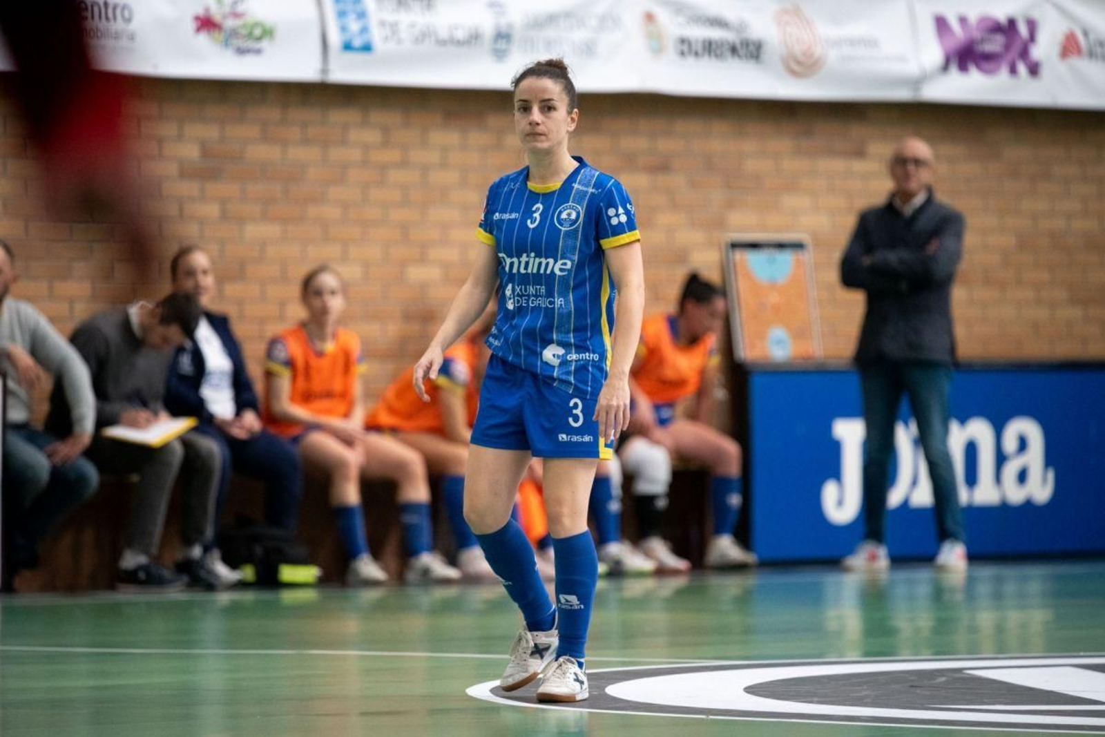 Chiky, jugadora del Ontime, espera a que el balón se ponga en marcha en uno de los partidos.