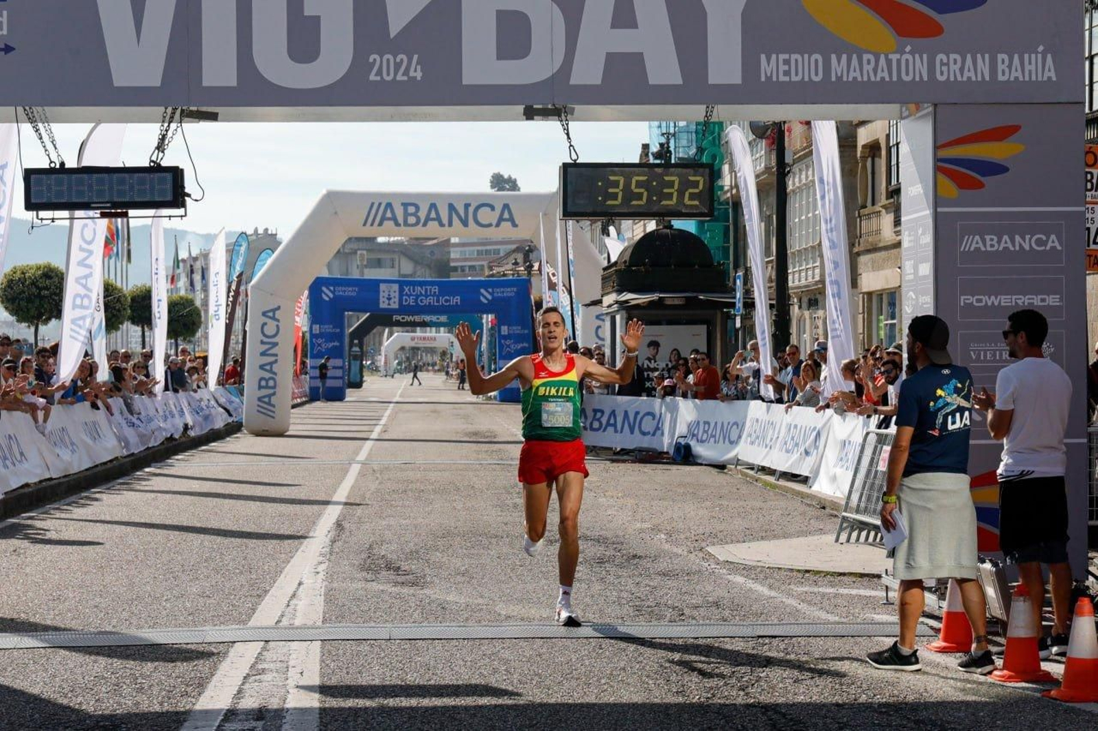 Llegada a la meta de los participantes en la Vig-Bay 2024.