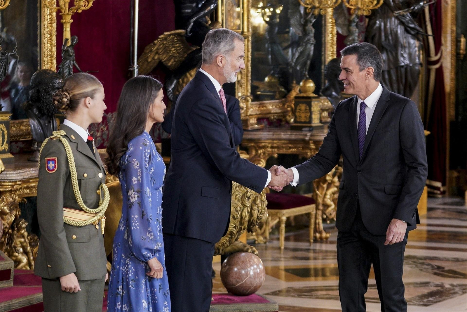 La Princesa Leonor; la Reina Letizia y el Rey Felipe VI, que saluda al presidente del Gobierno en funciones, Pedro Sánchez, a su llegada a una recepción con motivo del Día de la Fiesta Nacional de España