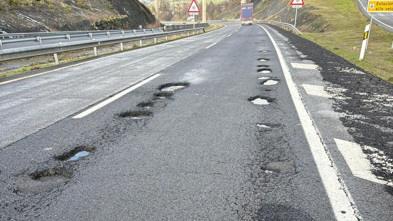 Pavimento en mal estado de la A-52
