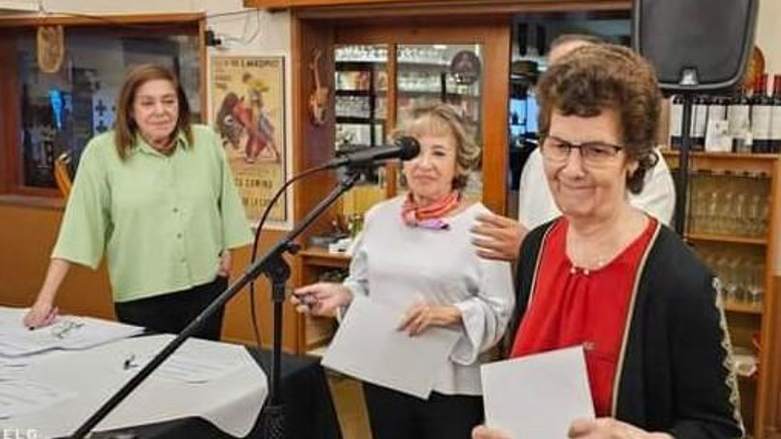 Celia Luaces, miembro silledense de la Comisión de Cultura, recibe el diploma en nombre de Milagros Lopez Puente, su coterránea