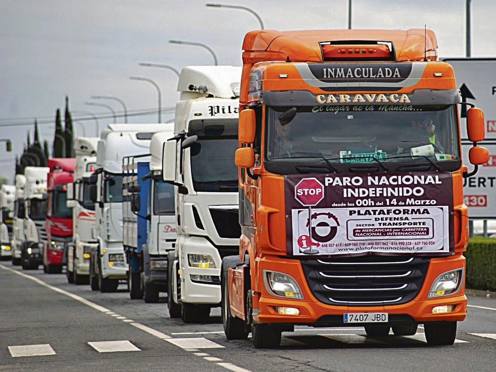 Una concentración de camiones que se dirige a Madrid desde una carretera de Ciudad Real, la semana pasada.