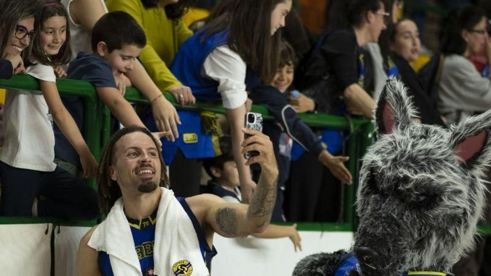 Gabe Kalscheur, con la grada del Pazo tras el último partido.