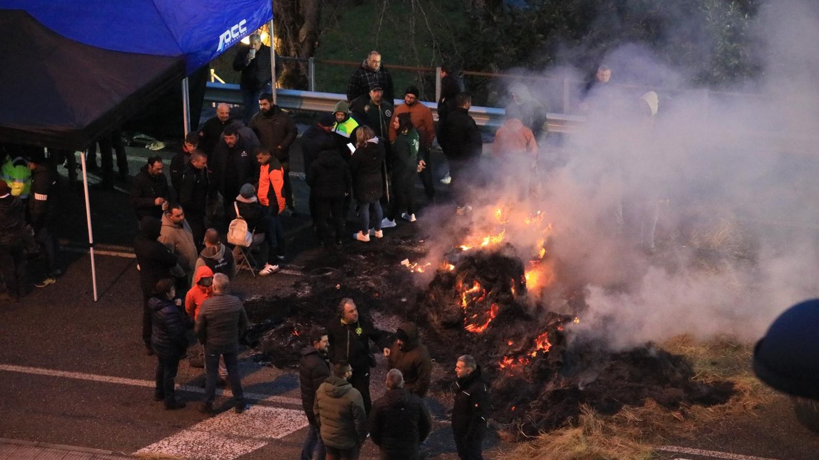 Galería | Largas hileras de tractores bloquean la N-120 en Ourense, en el cuarto fin de semana de protestas