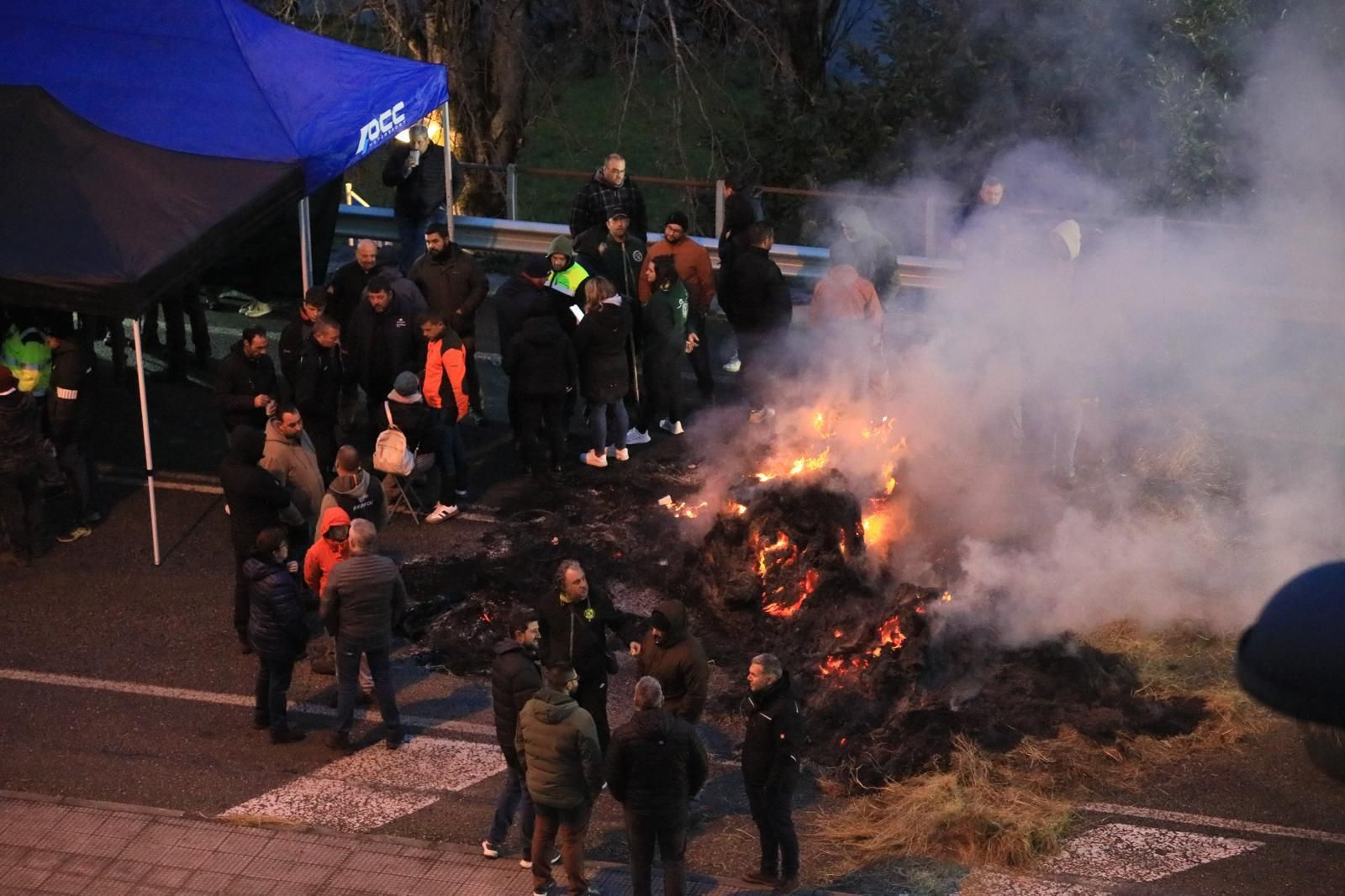 Galería | Largas hileras de tractores bloquean la N-120 en Ourense, en el cuarto fin de semana de protestas