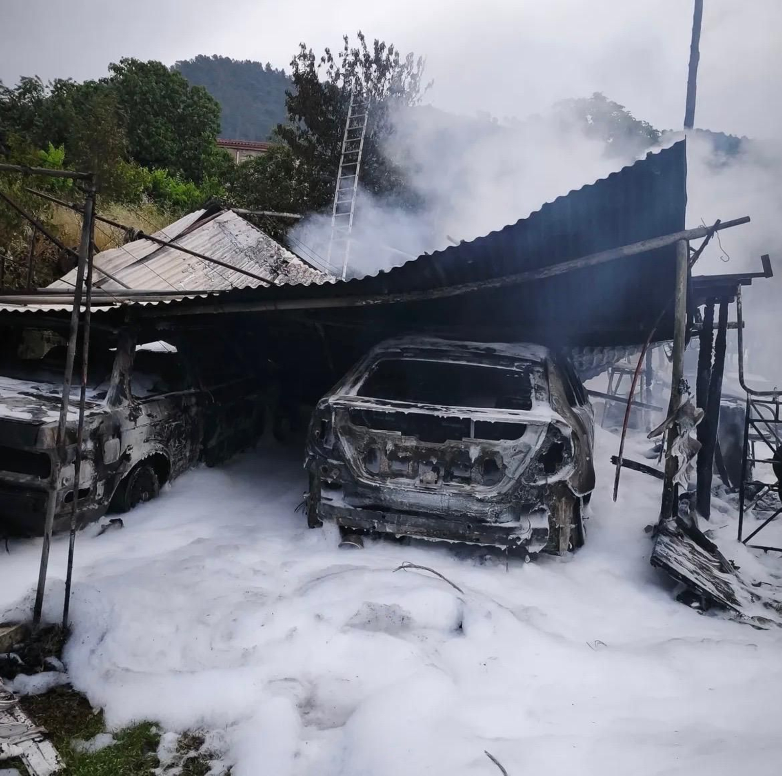 Galería | Calcinados tres coches por un incendio en A Rabaza durante la madrugada