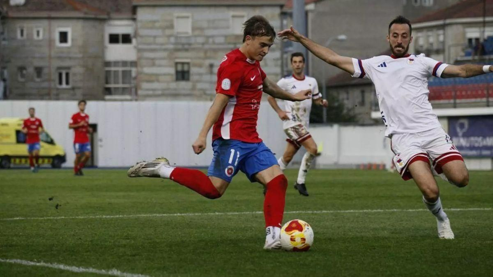 Justino Barbosa se dispone a disparar a portería en el partido ante el Langreo.