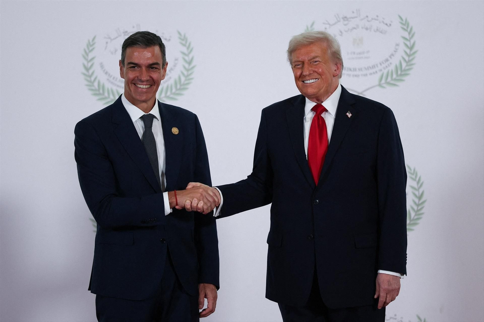 Saludo entre Sánchez y Trump, en la cumbre por la paz de Gaza celebrada en Egipto.